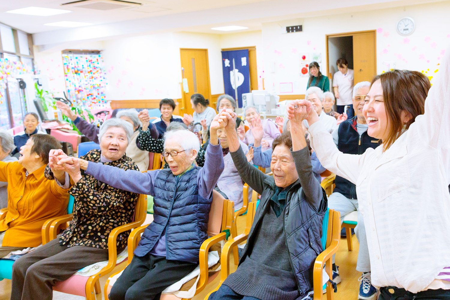 福祉施設でみんなでレクリエーションをしている様子