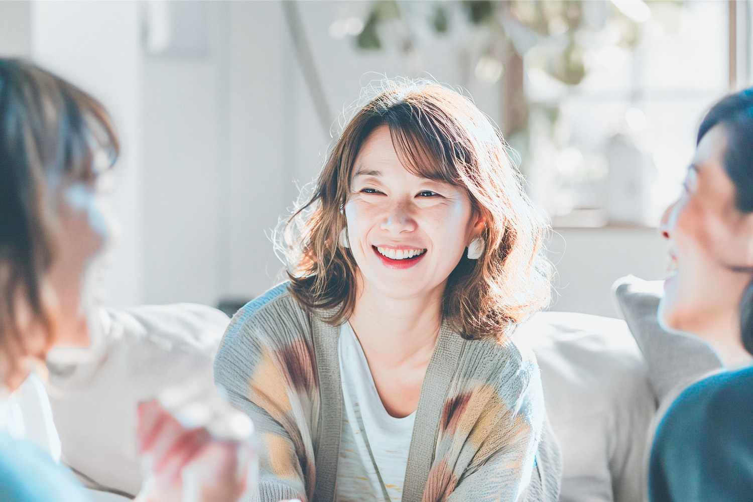 福祉施設でみんなでレクリエーションをしている様子